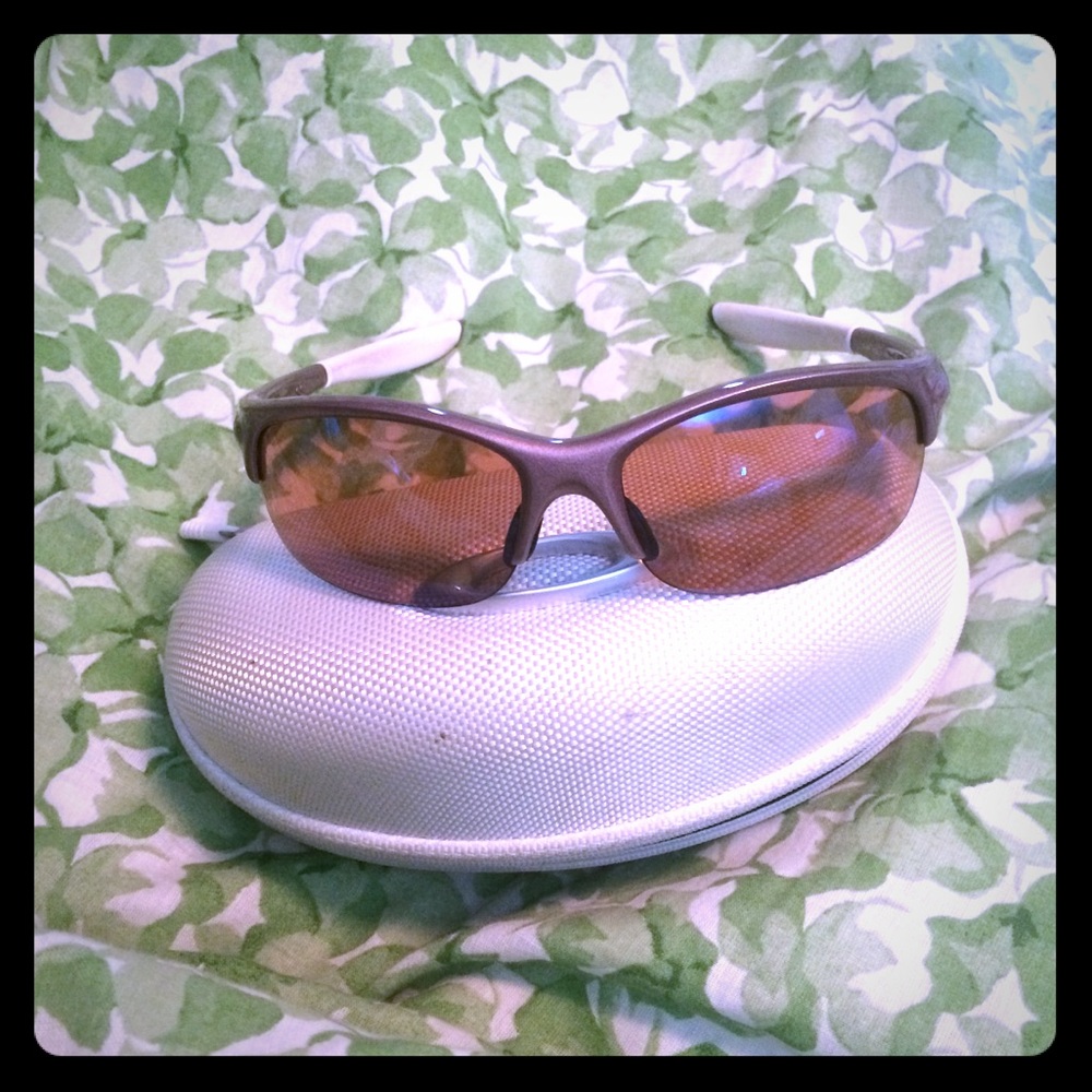 Oakley commit sunglasses